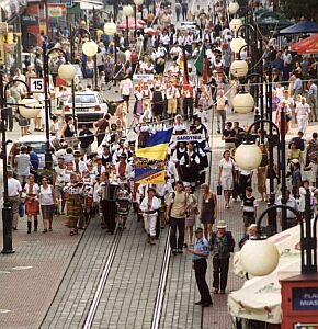 Festiwalowy korowód płynie ulicą Wolności (2002)