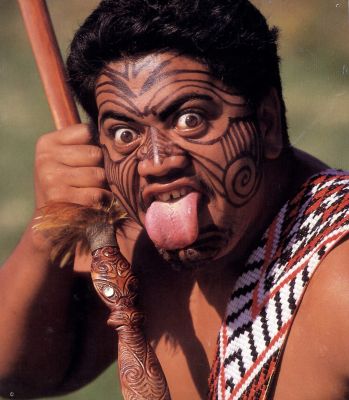 Bezwstydny Maorys stał się znakiem rozpoznawczym szóstego zeszytu ''Er(r)go'' poświęconego ''dylematom wielokulturowości/tarapatom tożsamości''