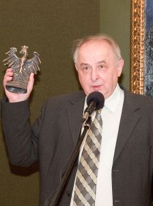 Tadeusz Kijonka ze statuetką 'Śląski Orzeł 2005'
