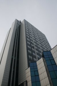 Odnowiona elewacja budynku wysokiego Wydziału Nauk o Ziemi w Sosnowcu, ul. Będzińska 60