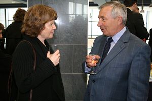 Rozmowy w kuluarach: żona prof. Jona Ove Hagena i prof. Tadeusz Niedźwiedź